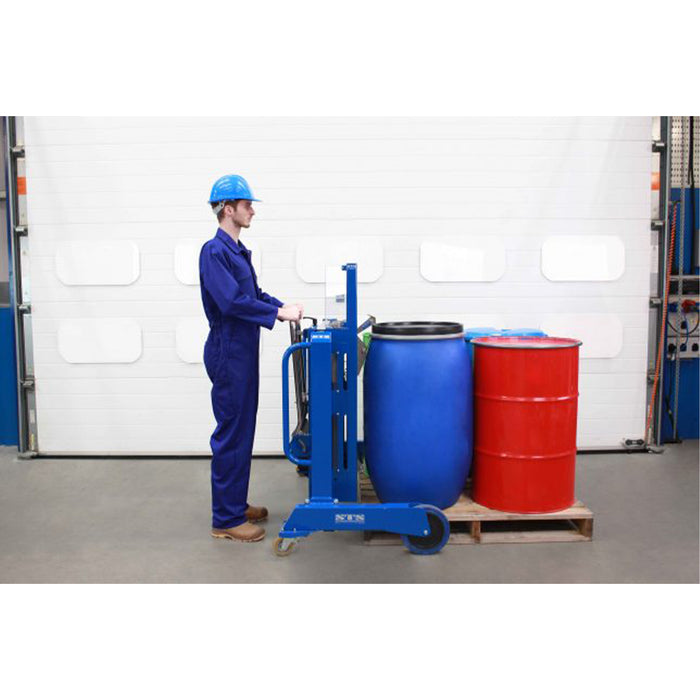 Trabajador estibando o paletizando cuñete desde un lado de la estiba con equipo de STS