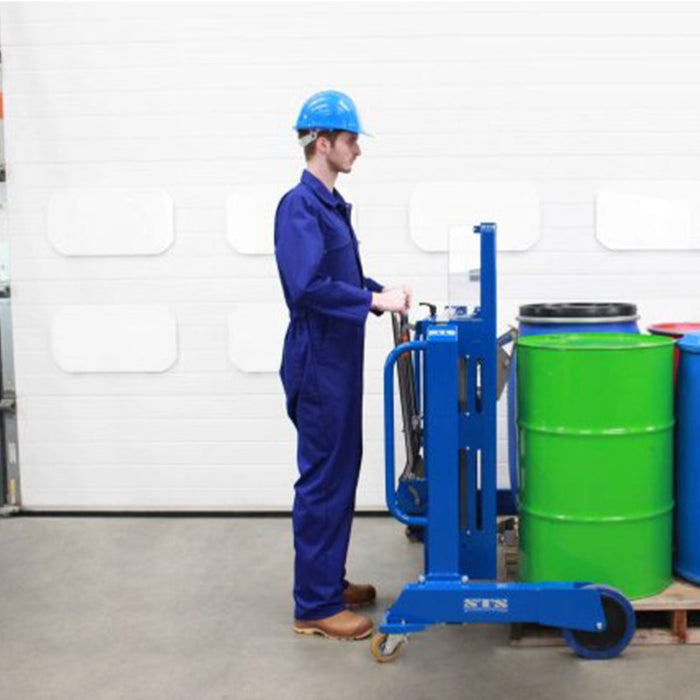 Trabajador paletizando tambor desde un lado de la estiba