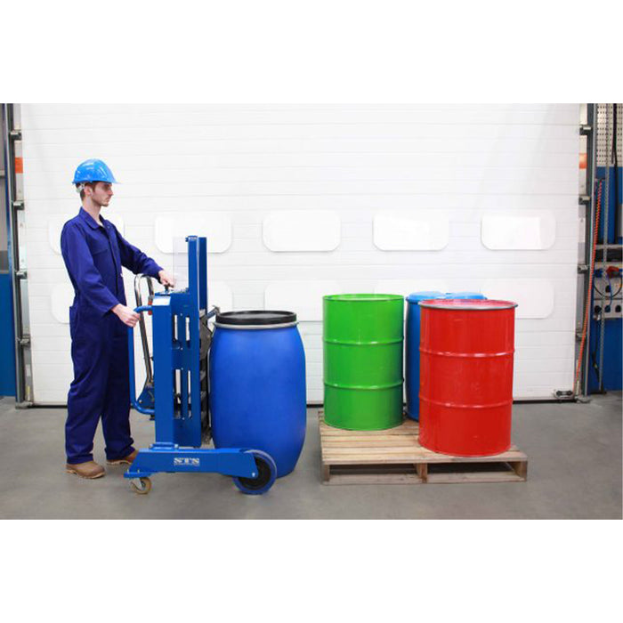 Trabajador usando el panel de controles con el cuñete en el suelo