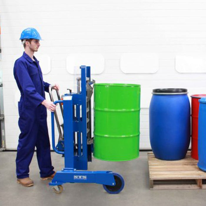 Trabajador manipulando tambor desde un lado de la estiba con el estibador