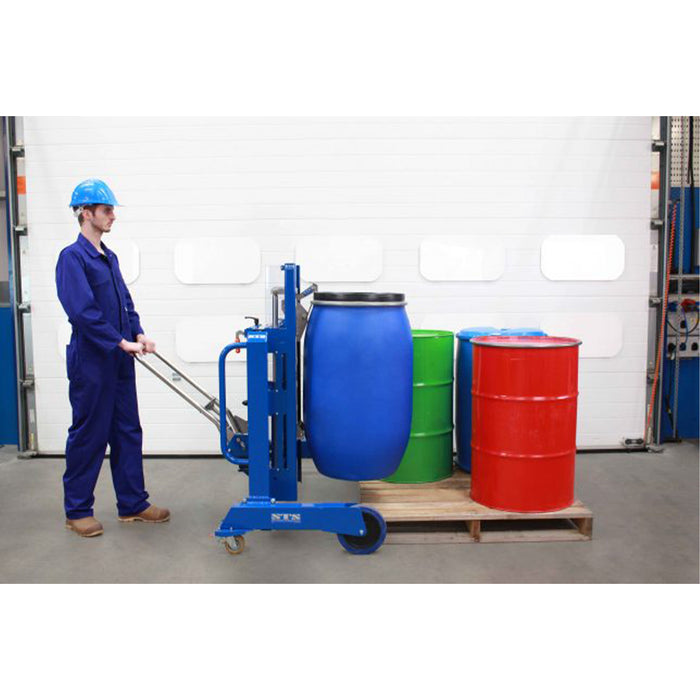 Trabajador desestibando cuñete desde un lado de la estiba