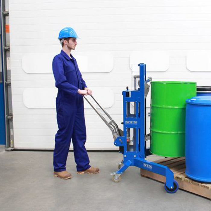 Trabajador paletizando tambor desde una esquina