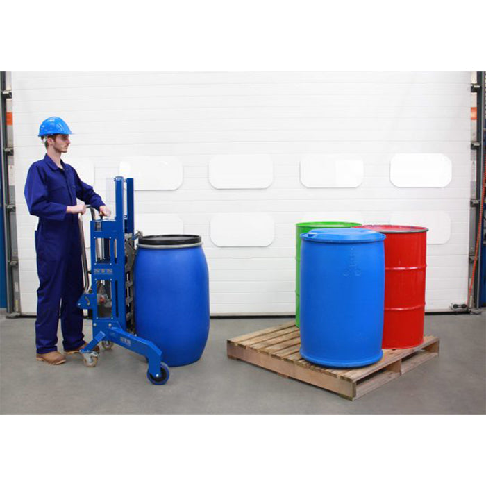Trabajador manipulando barril con desestibador de esquina