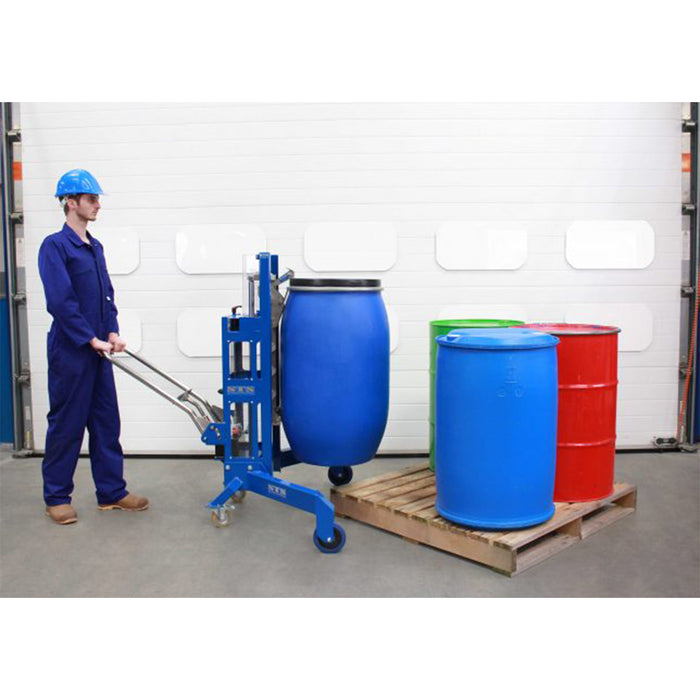 Trabajador desesetibando barril desde una esquina