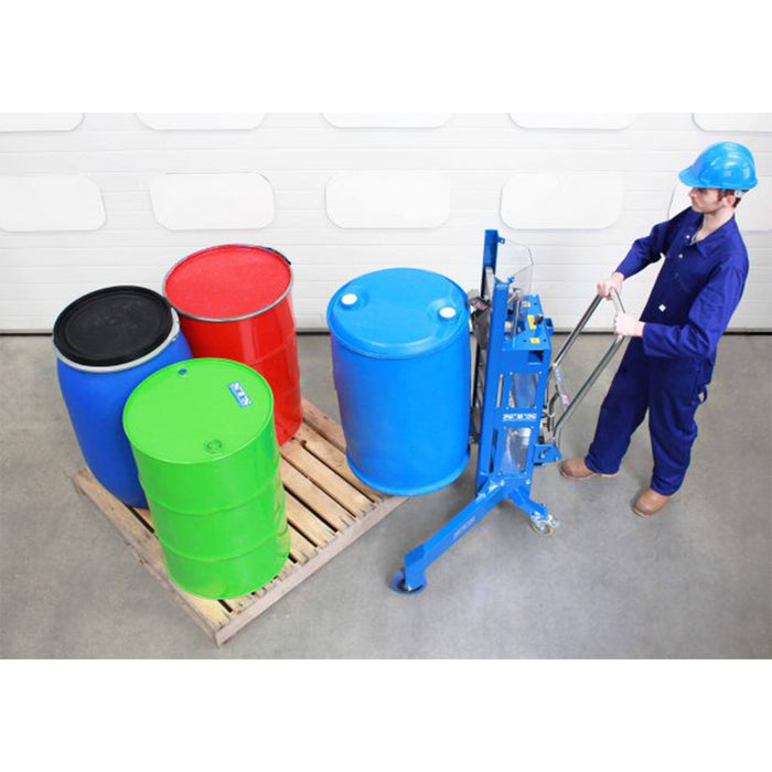 Vista superior del trabajador manipulando cuñete desde una esquina