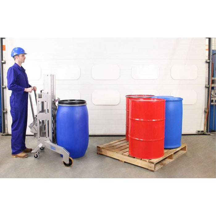 Operario manipulando cuñete con despaletizador de equina en acero inoxidable