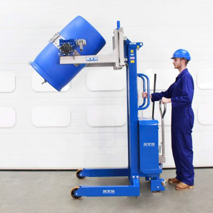 Operario rotando barril azul con el rotador universal de tambores manual