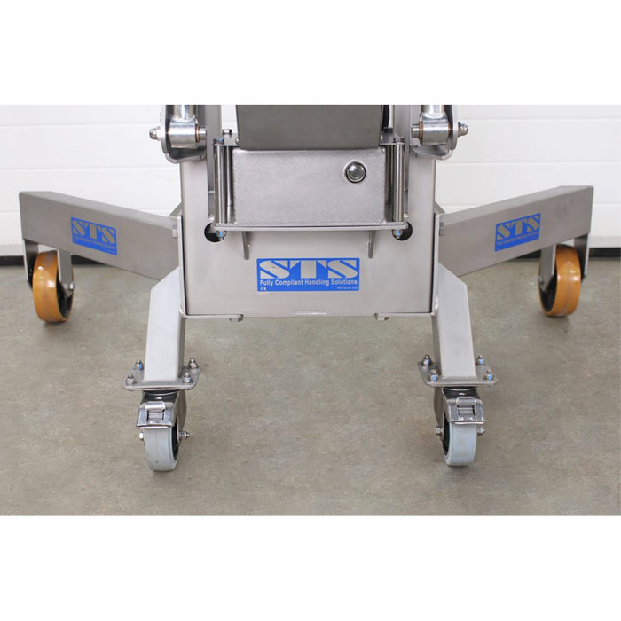 Detalle de ruedas de caucho resistentes a los químicos.