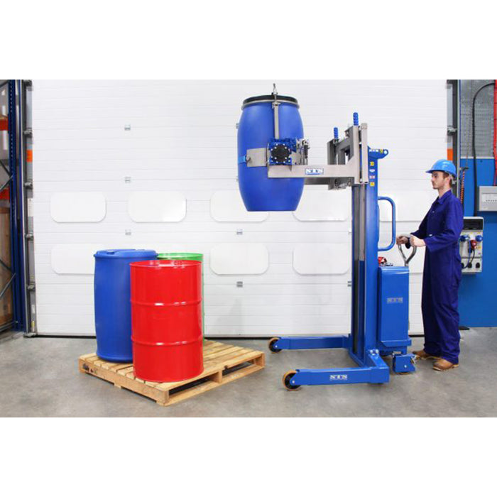 Trabajador elevando cuñete con el rotador universal de tambores eléctrico