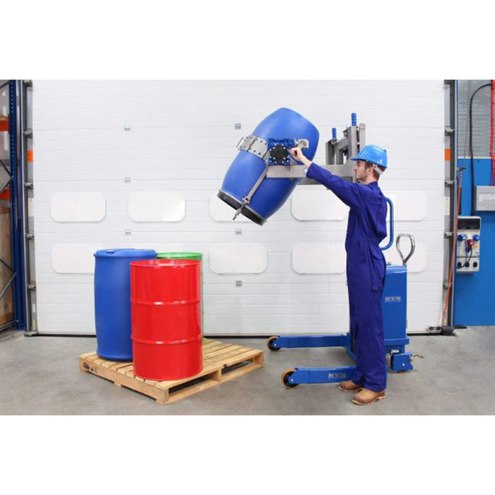 Trabajador volcando cuñete con el rotador universal de tambores eléctrico