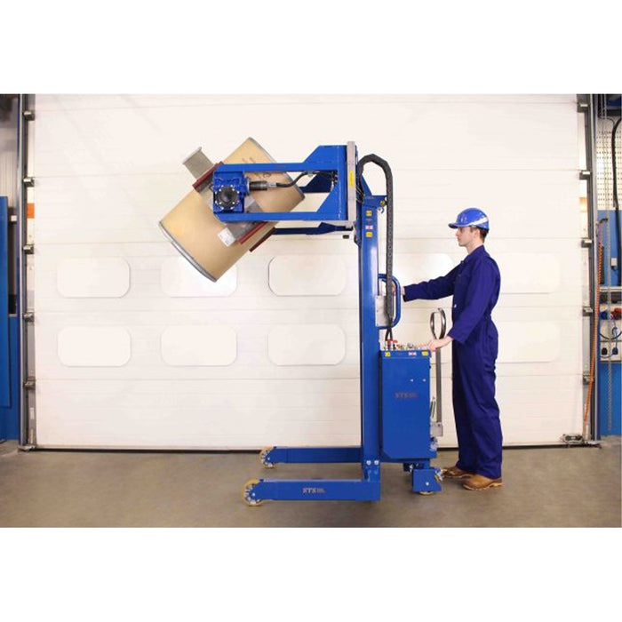 Operario manipulando barril con el volteador electrohidráulico