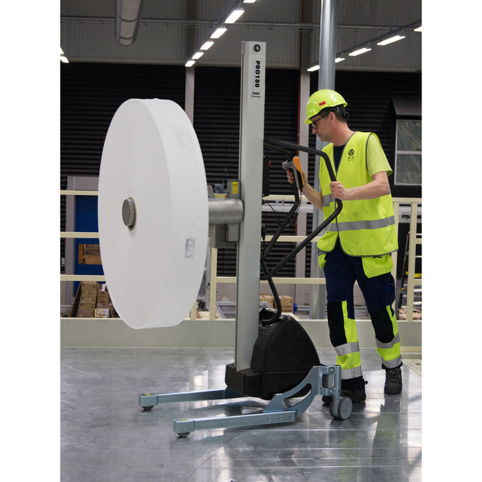 Protema 180 de tawi con trabajador manipulando rollo