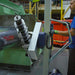 carretilla elevadora manipulando y rotando pieza de metal