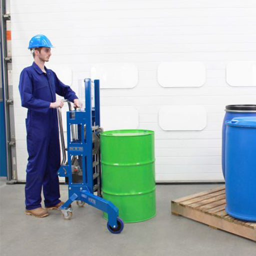 Operario despaletizando tambor verde desde una esquina