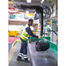Trabajador manipulando equipaje de forma segura, asistido por vacío, en banda transportadora