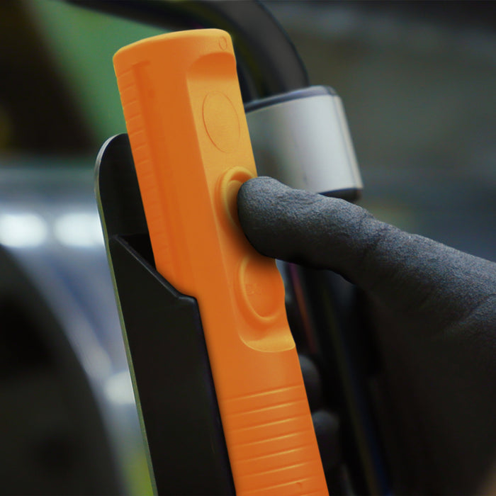 Detalle de mango ergonómico naranja con mano presionando botón