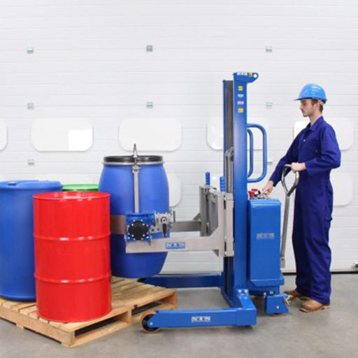 Trabajador manipulando cuñete con rotador universal de tambores