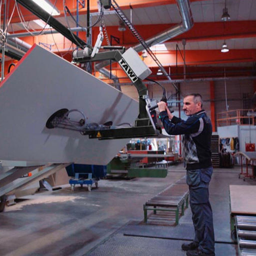 Operario elevando panel laminado con el manipulador para láminas y paneles de tawi